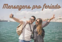 Casal se divertindo e tirando selfie durante o feriado, representando alegria e descontração.