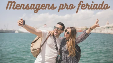 Casal se divertindo e tirando selfie durante o feriado, representando alegria e descontração.