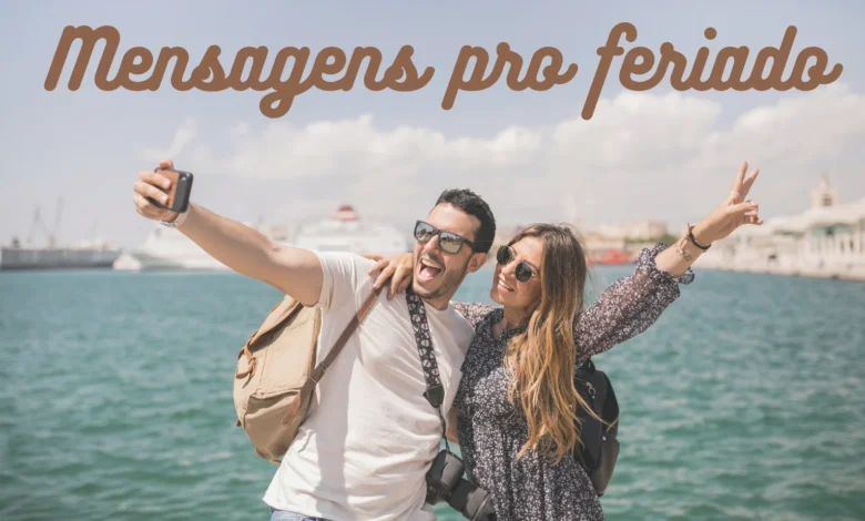 Casal se divertindo e tirando selfie durante o feriado, representando alegria e descontração.