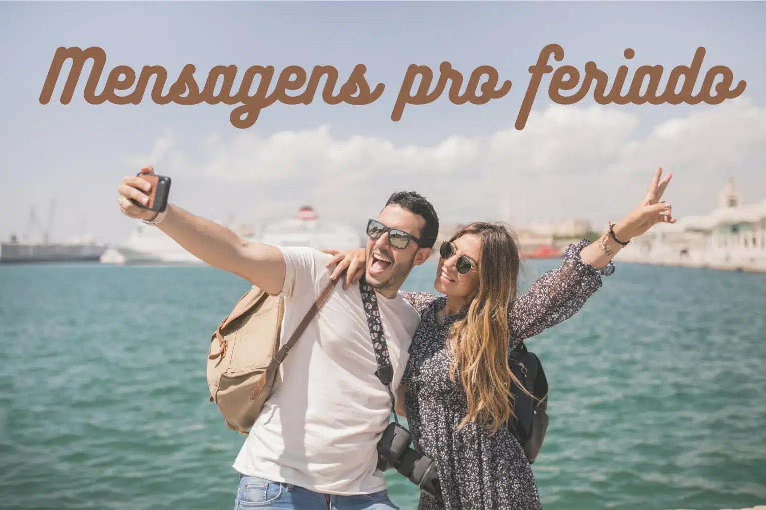 Casal se divertindo e tirando selfie durante o feriado, representando alegria e descontração.
