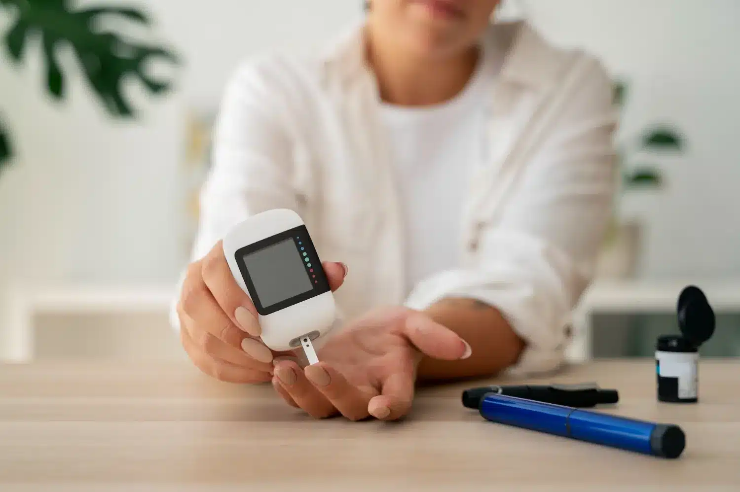 Pessoa usando medidor de glicemia antes do café da manhã.