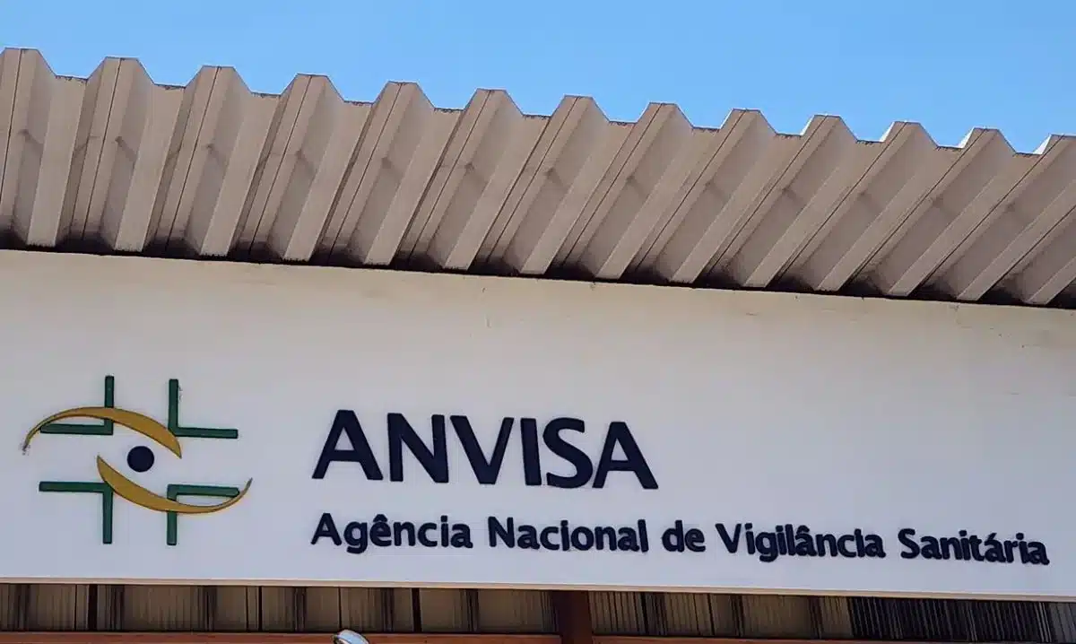 Fachada da Anvisa com o logotipo da agência