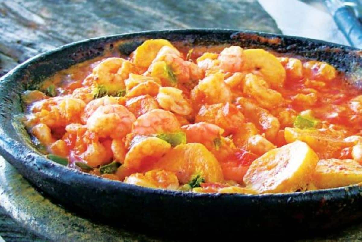 moqueca de banana-da-terra com camarões e temperos frescos, prato típico brasileiro