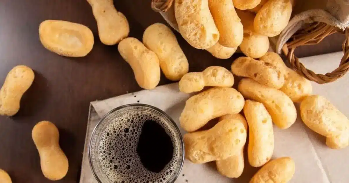 Biscoito de polvilho (toalha de polvilho) e um copo de café, ilustrando a receita sem lactose, sem queijo e sem leite.