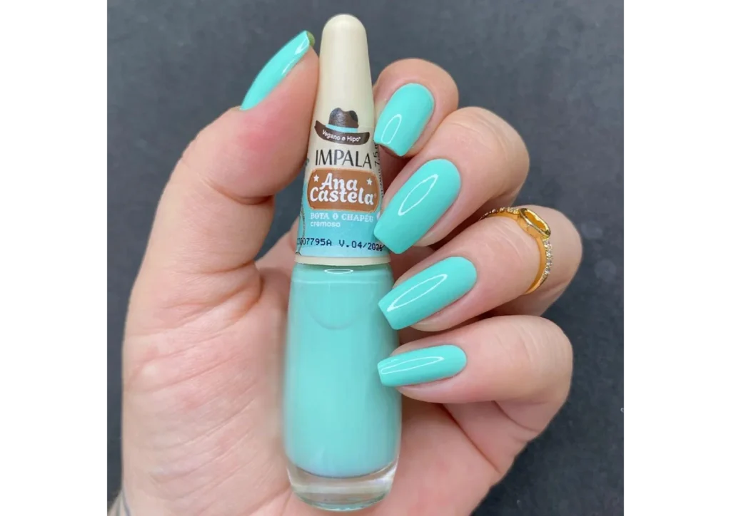 Esmalte Impala cor Turquesa, uma tonalidade fresca e alegre que traz um toque vibrante para as unhas