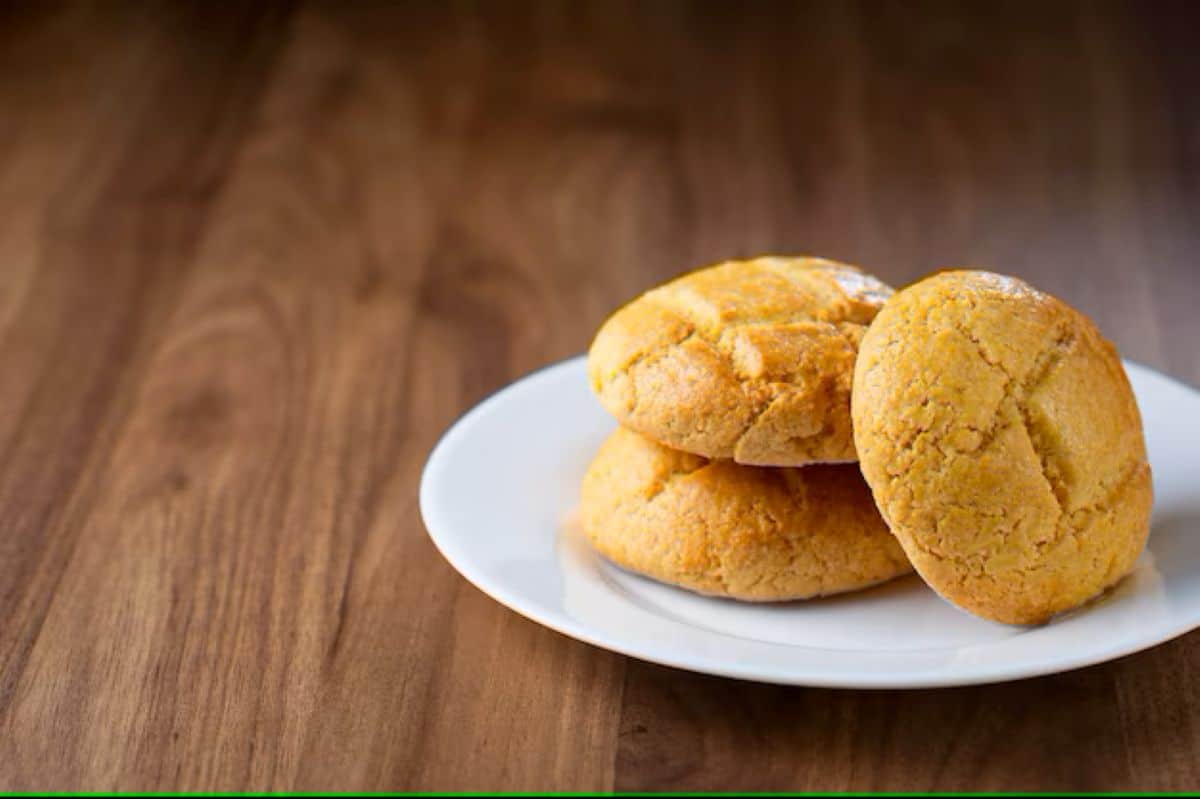 Broas de fubá douradas e macias, preparadas com receita fácil igual à de padaria.