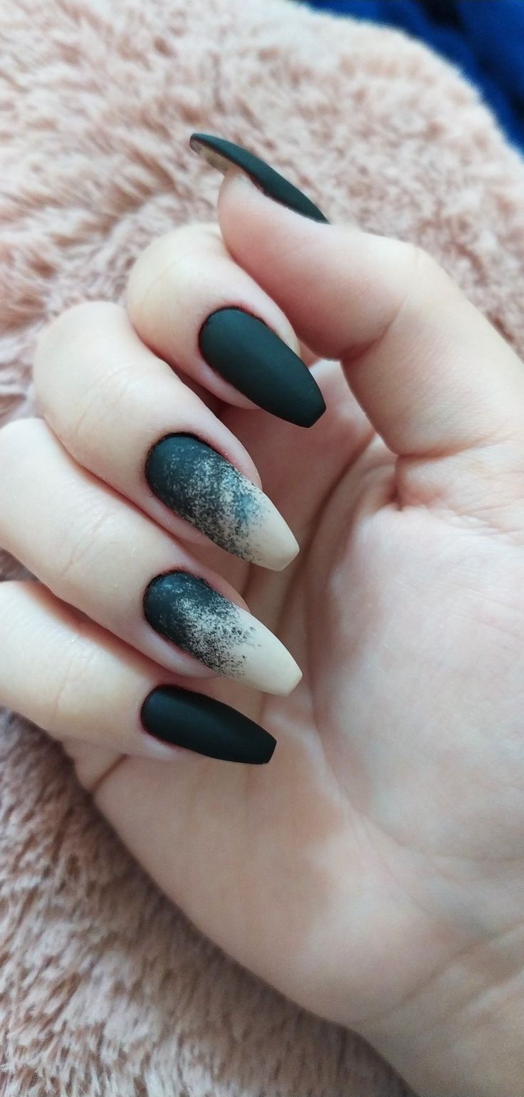 Unhas com acabamento fosco em verde e ombré em tom nude, criando um visual moderno e ousado.