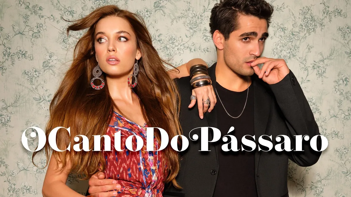 Casal estiloso em fundo floral, imagem promocional da série turca O Canto do Pássaro