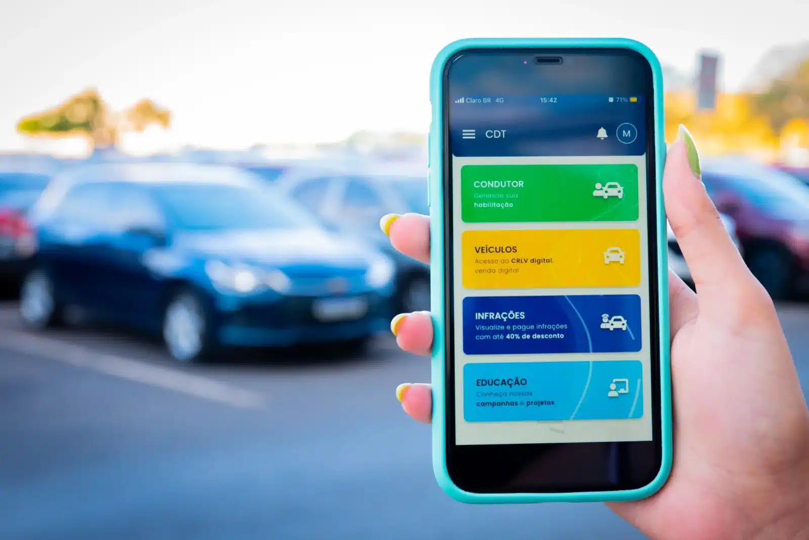 Tela do aplicativo Carteira Digital de Trânsito exibindo novos recursos para motoristas e pedestres 60+