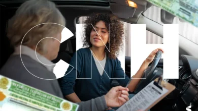 Mulher realizando teste de direção para obter CNH gratuita