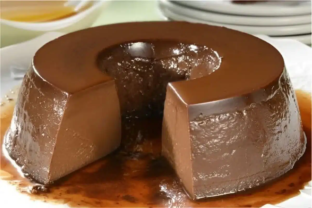 Pudim de chocolate com caramelo, uma sobremesa irresistível e deliciosa.
