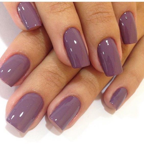 Unhas na cor malva