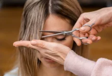 Mulher cortando cabelo em estilo chanel, pronta para uma transformação para o Dia das Mães.