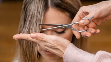 Mulher cortando cabelo em estilo chanel, pronta para uma transformação para o Dia das Mães.