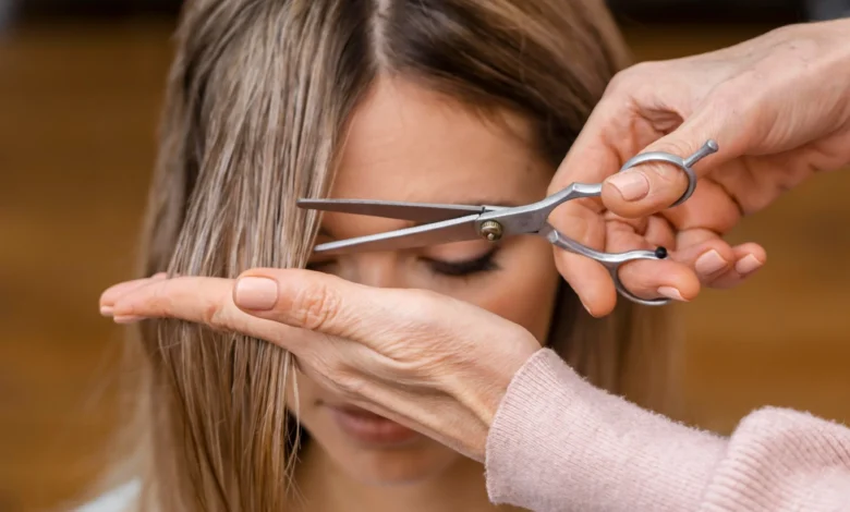 Mulher cortando cabelo em estilo chanel, pronta para uma transformação para o Dia das Mães.
