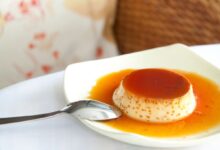 Pudim de leite sem banho-maria servido com calda de caramelo em prato branco