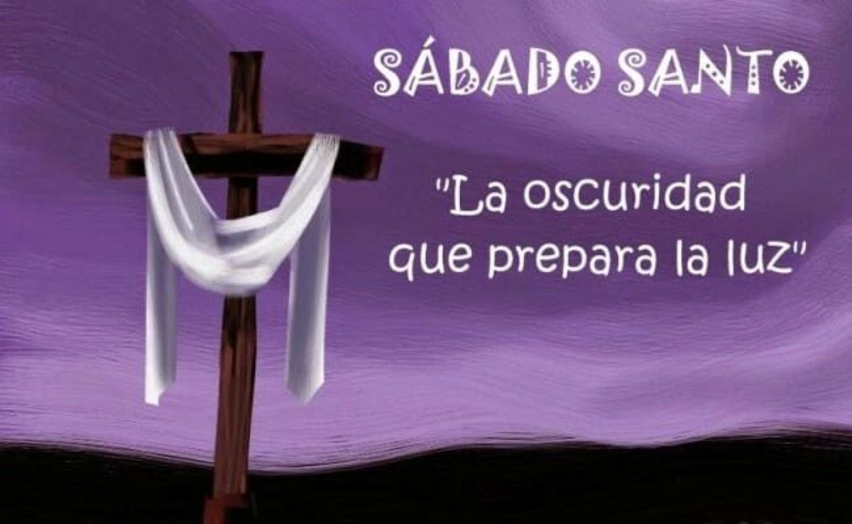 Cruz envolta com um pano branco sobre fundo roxo, representando o Sábado Santo.