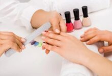 Manicure sendo feita com esmalte e ferramentas, ideal para o Dia das Mães