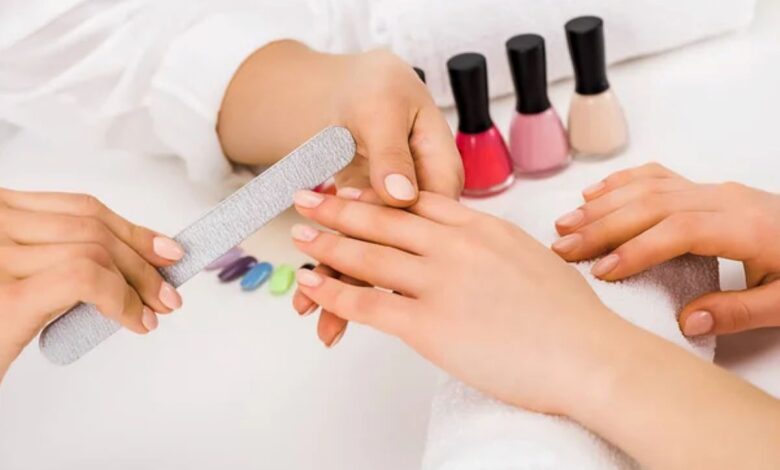 Manicure sendo feita com esmalte e ferramentas, ideal para o Dia das Mães