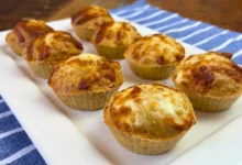 Empadinha de frango fit na airfryer crocante e saudável.