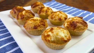Empadinha de frango fit na airfryer crocante e saudável.