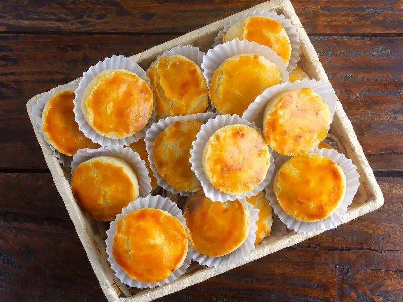 Empadinhas de frango fit preparadas na airfryer, com um dourado irresistível