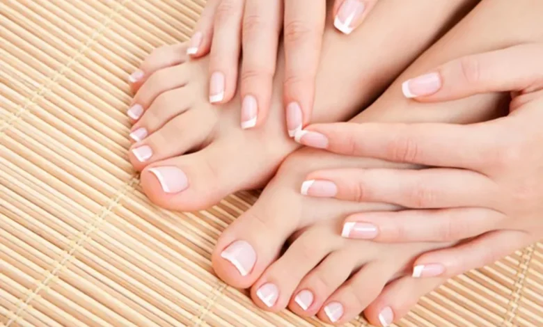 Unhas dos pés com esmalte francês delicado, estilo clássico e sofisticado