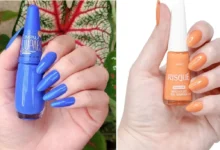 Imagem de duas mãos exibindo esmaltes de cores vibrantes, um azul e outro laranja, representando tendências de cores de esmalte