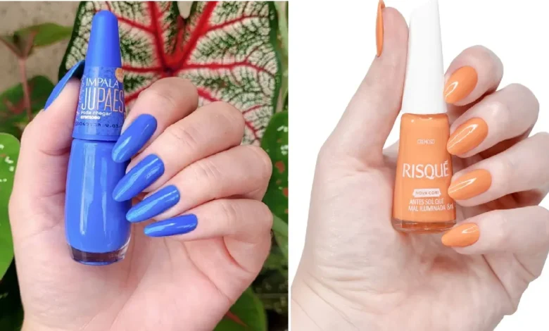 Imagem de duas mãos exibindo esmaltes de cores vibrantes, um azul e outro laranja, representando tendências de cores de esmalte