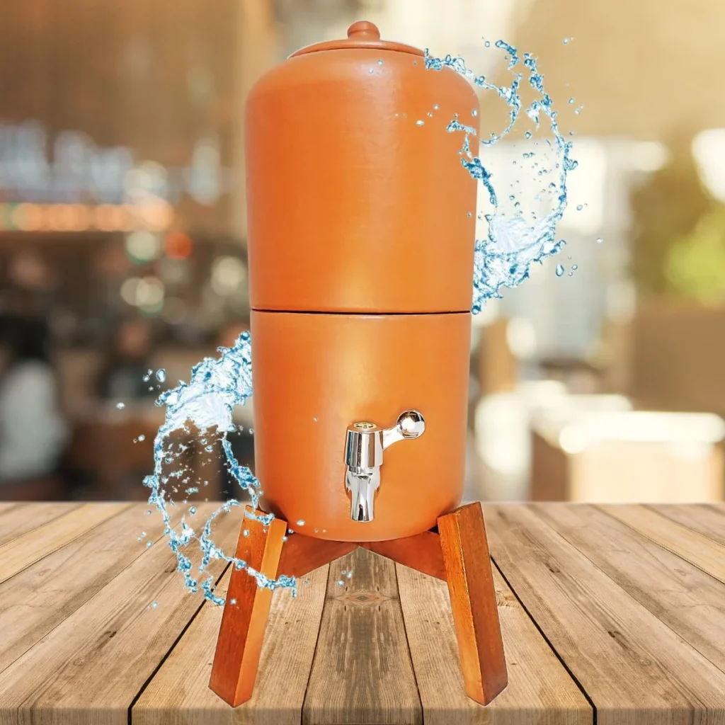 Filtro de barro moderno com suporte de madeira e design contemporâneo, com água sendo liberada da torneira.