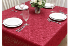 Toalha de crochê decorando mesa de jantar