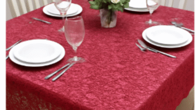Toalha de crochê decorando mesa de jantar