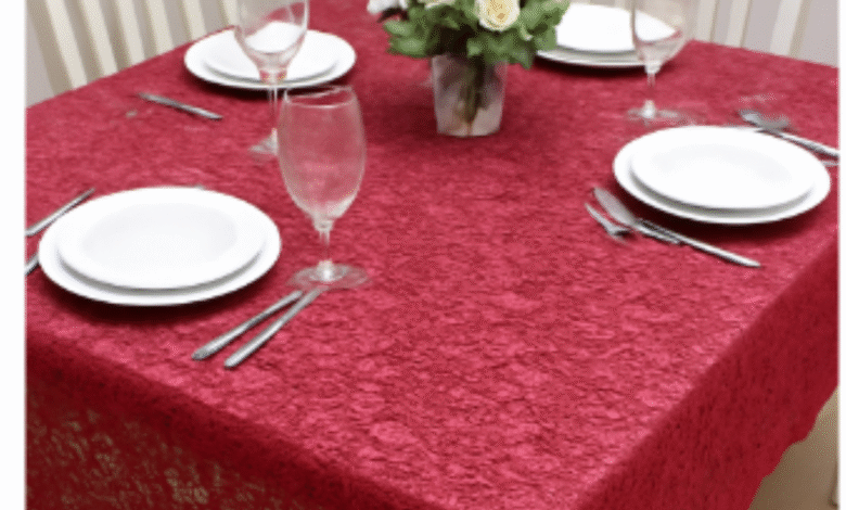 Toalha de crochĂȘ decorando mesa de jantar
