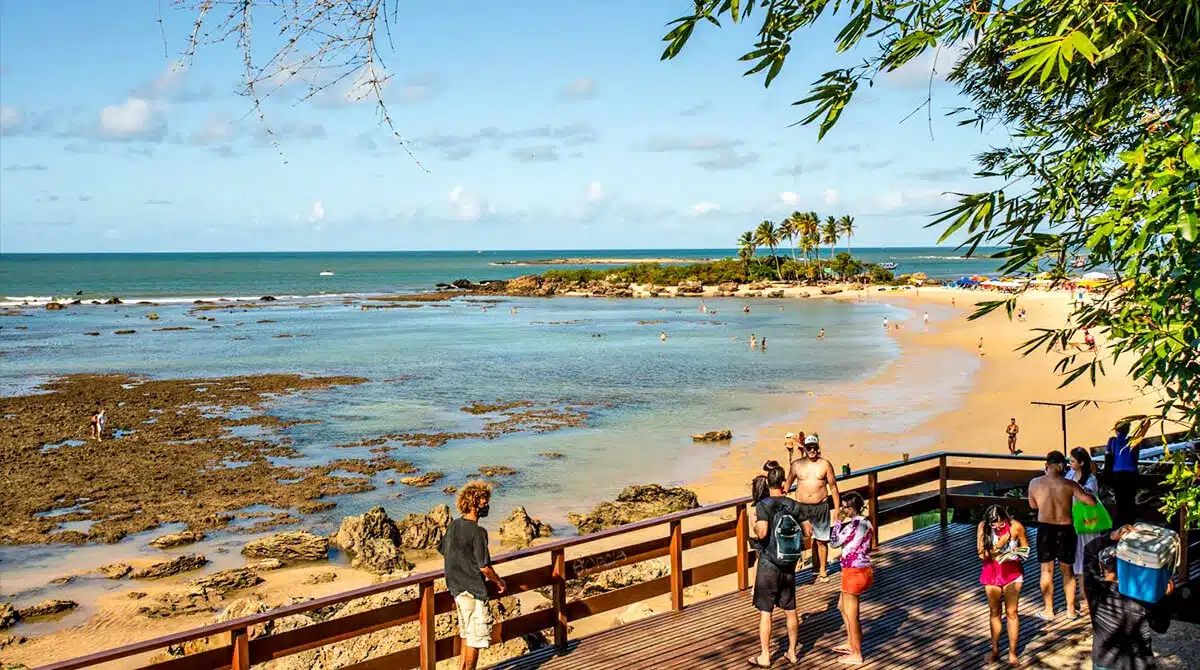 Vista panorâmica da praia na cidade baiana, com turistas e militares israelenses aproveitando o cenário