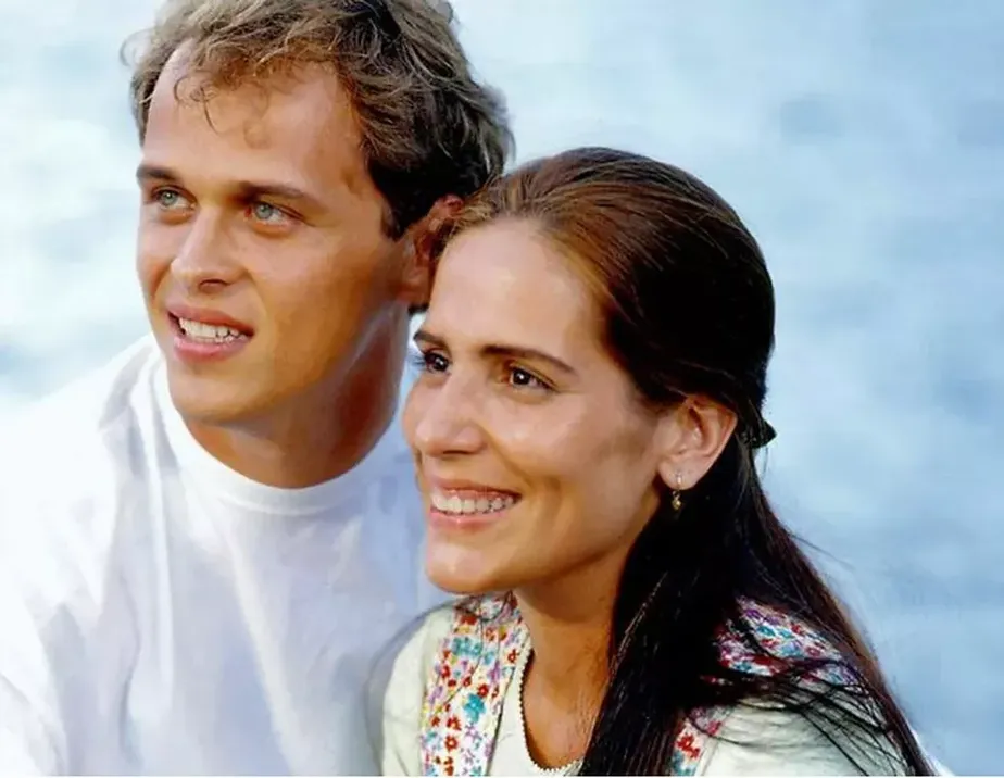 Ruth e Marcos em cena romântica da novela Mulheres de Areia
