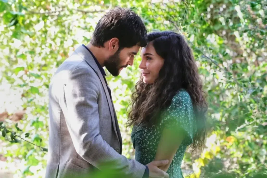 cena romântica de hercai entre miran e reyyan em meio à natureza