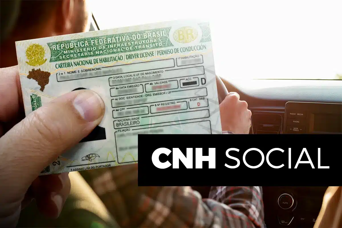 Pessoa segura a CNH em um carro, simbolizando o acesso gratuito à habilitação por meio do programa CNH Social