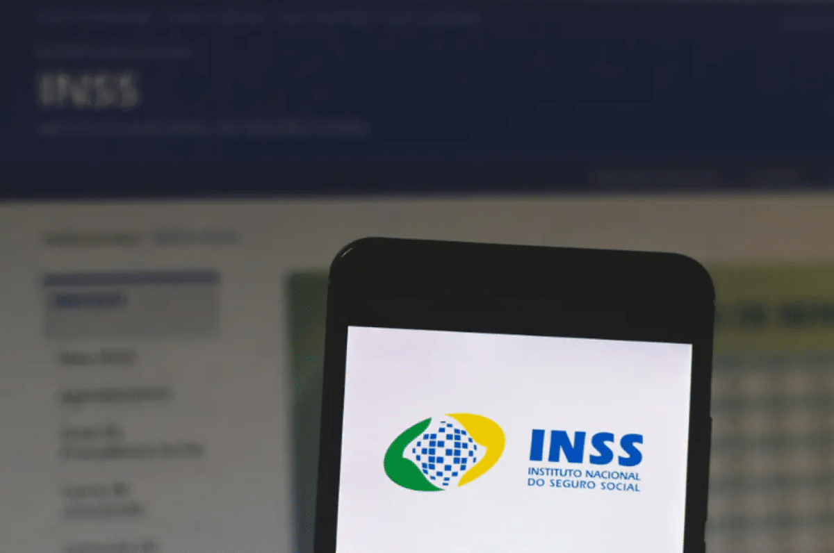 Imagem do logo do INSS com fundo azul, ilustrando o anúncio do 13º salário para aposentados e pensionistas, com destaque para o pagamento antecipado.