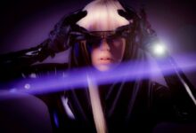Look futurista com óculos escuros e luvas de couro para show