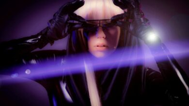 Look futurista com óculos escuros e luvas de couro para show