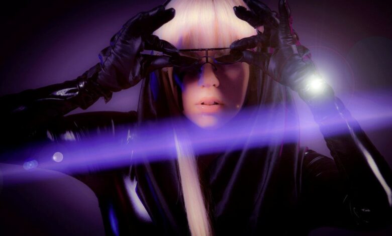 Look futurista com óculos escuros e luvas de couro para show