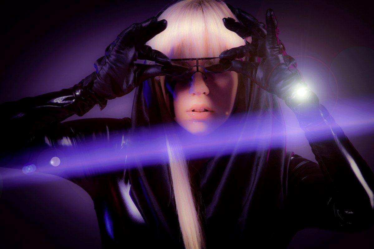 Look futurista com óculos escuros e luvas de couro para show