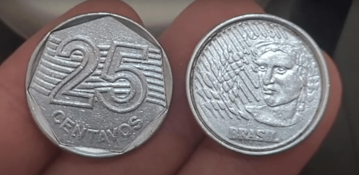 Imagem da moeda de 25 centavos com erro de cunhagem, conhecida como moeda híbrida ou mula, mostrando um anverso de 25 centavos e reverso de 10 centavos.