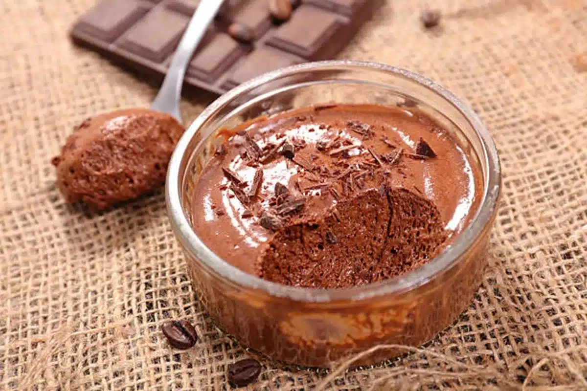 Mousse de chocolate saudável com apenas dois ingredientes em pote de vidro