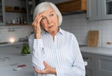 Idosa mostrando sinais de confusão, um dos sintomas precoces de Alzheimer, com ênfase nas dificuldades de comunicação.