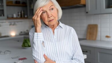 Idosa mostrando sinais de confusão, um dos sintomas precoces de Alzheimer, com ênfase nas dificuldades de comunicação.