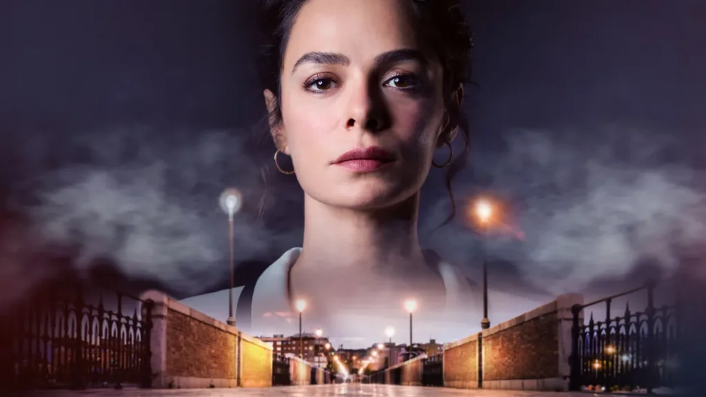 Imagem da protagonista da novela turca Força de Mulher, com uma expressão forte e cenário dramático.