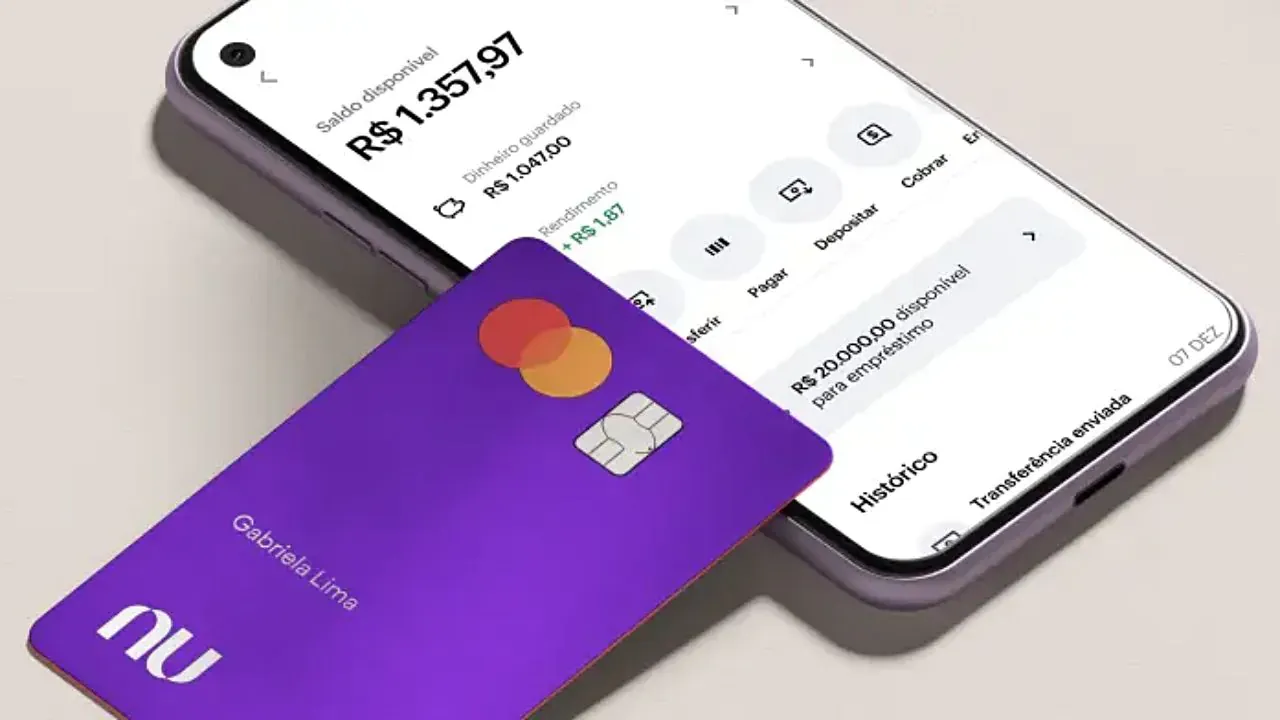 Tela do aplicativo do Nubank mostrando saldo disponível e cartão roxo com nome do cliente, representando a campanha de renegociação de dívidas