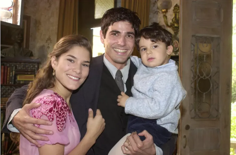 Casal com criança em cena da novela Esperança da TV Globo