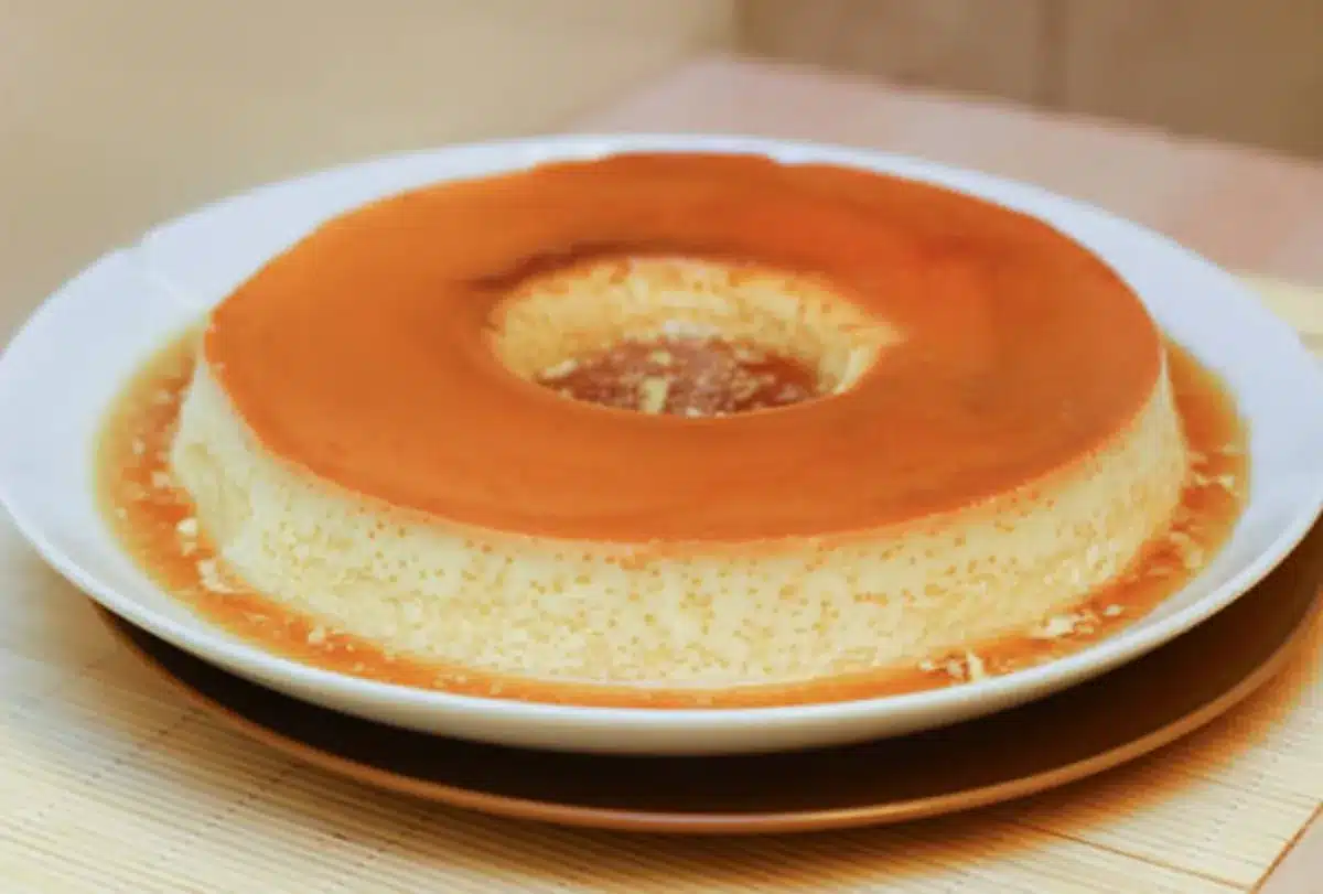 Pudim de leite tradicional sem banho-maria servido em prato branco